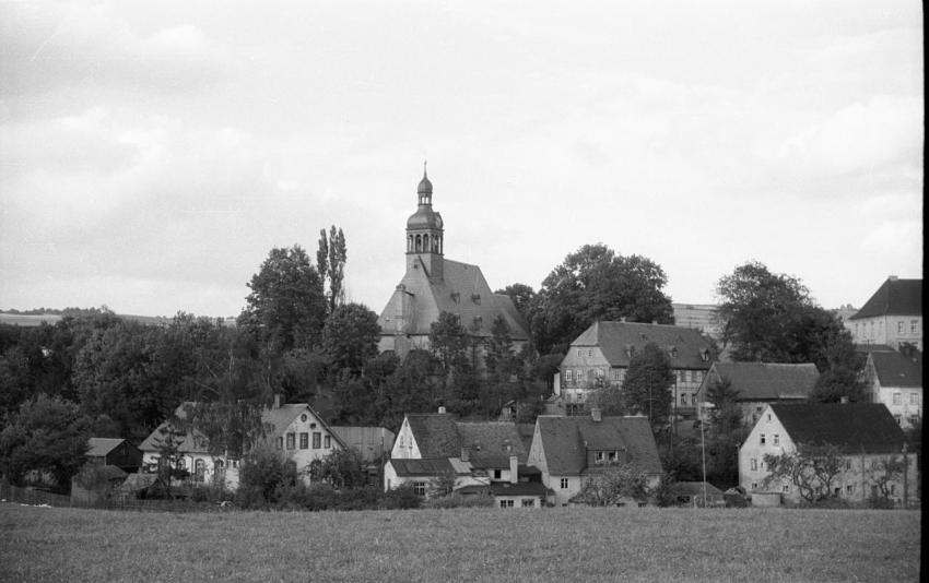 Kirche mit Ritterburg