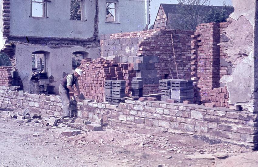 1967PlonertWillybeiMaurerarbeiten