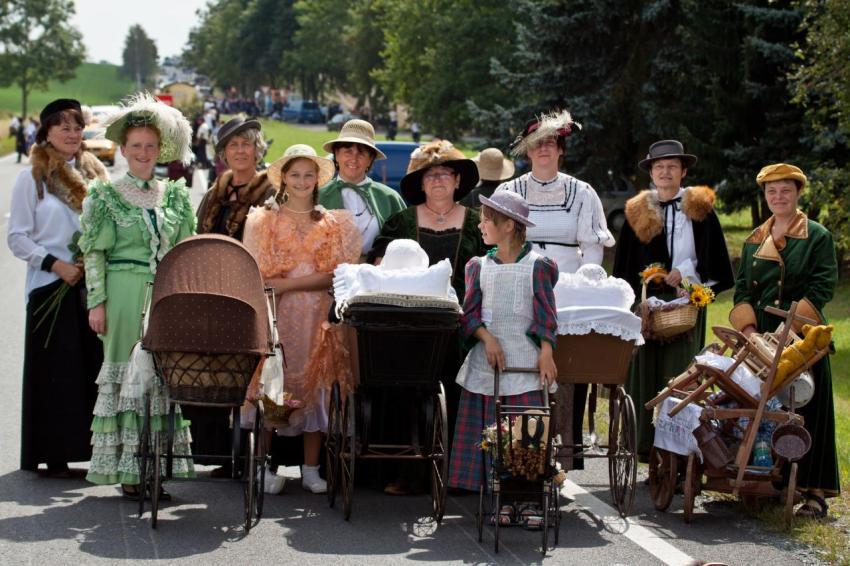 Aufstellung Festumzug 017 2011 Generationstreffen Heimatfest