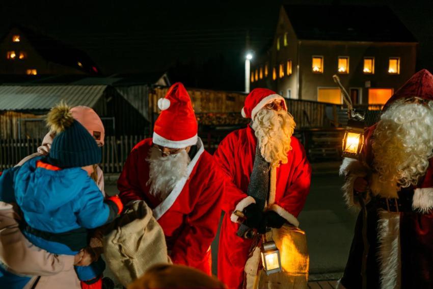 05 12 2024 Weihnachtsmaenner 04