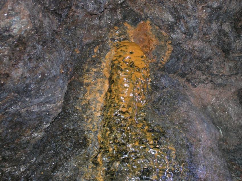 200m 008 Sinterbildung im Hangenden