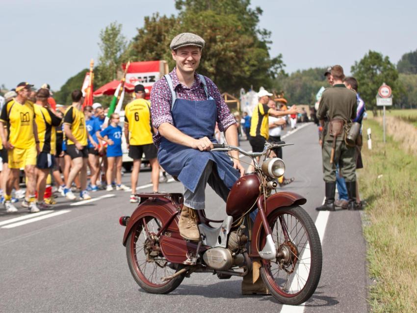 Aufstellung Festumzug 016 2011 Generationstreffen Heimatfest