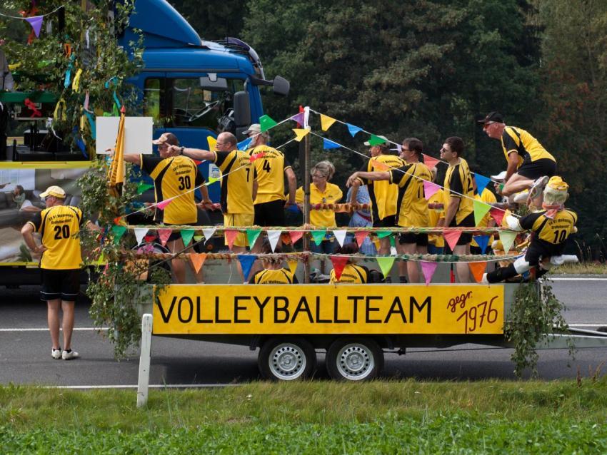 Aufstellung Festumzug 009 2011 Generationstreffen Heimatfest