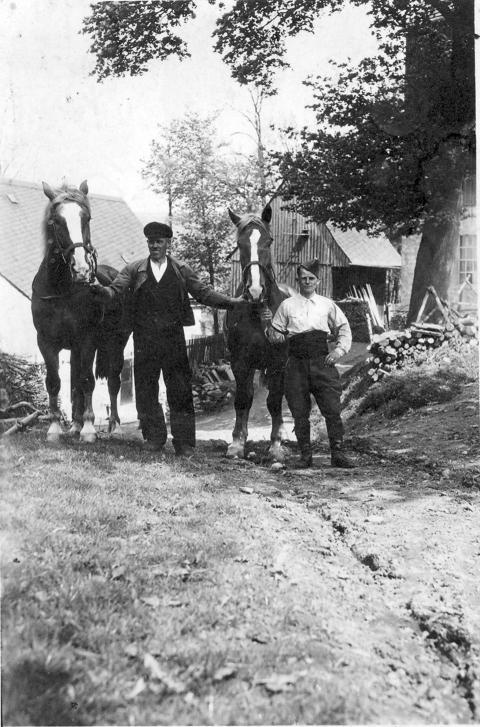 0106 Arno Bohm mit Kriegsgefangenen