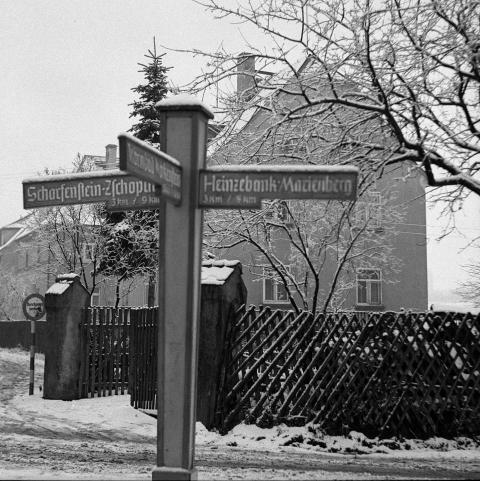 Wegweiser am Friedhof 02