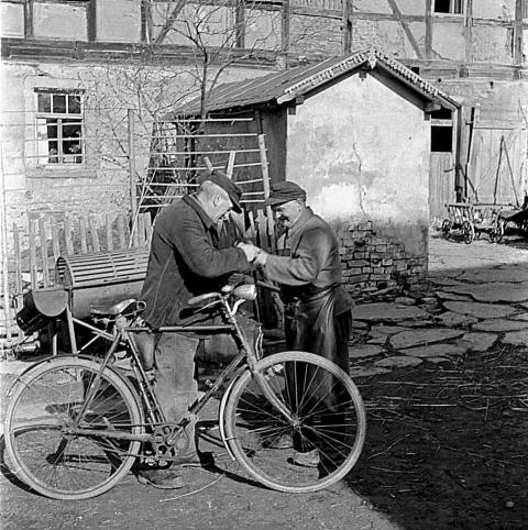 0050 Johann Wenzel teilt eine Briese Schnupftabak aus